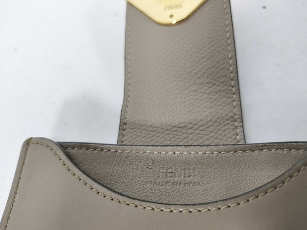 FENDI フェンディ ショルダーバッグ FFダイヤモンド フォンポーチ 7AS188 グレージュ系 レザー レディース スマホショルダー ゴールド金具 美品