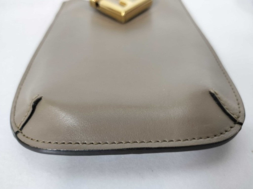 FENDI フェンディ ショルダーバッグ FFダイヤモンド フォンポーチ 7AS188 グレージュ系 レザー レディース スマホショルダー ゴールド金具 美品