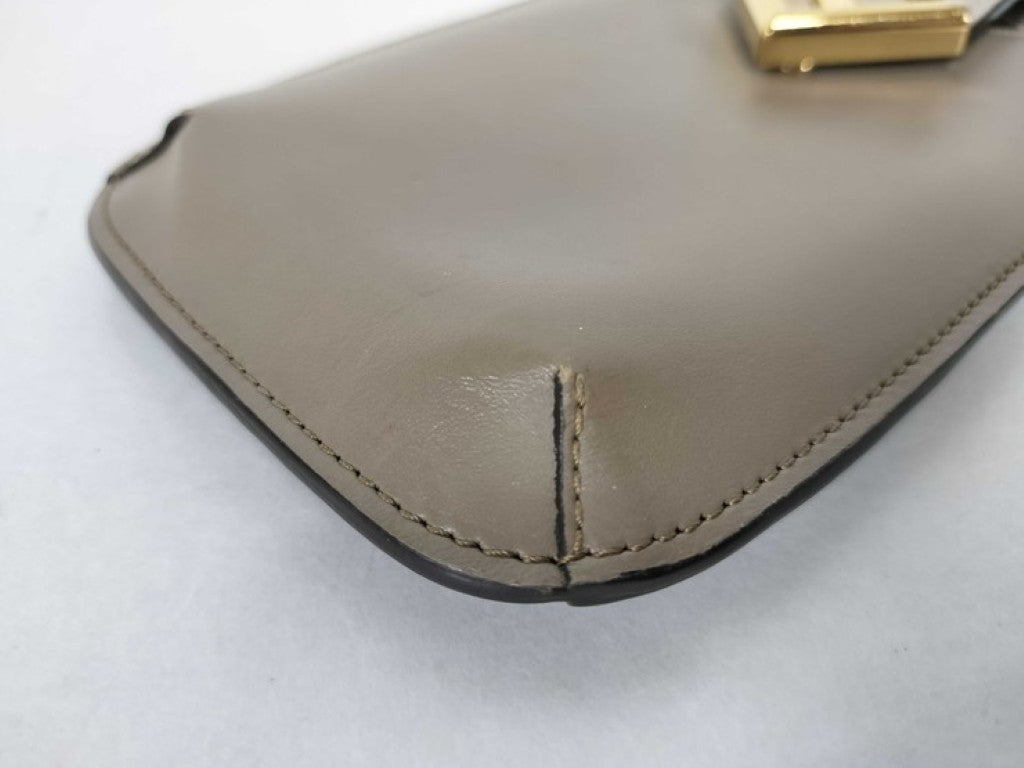 FENDI フェンディ ショルダーバッグ FFダイヤモンド フォンポーチ 7AS188 グレージュ系 レザー レディース スマホショルダー ゴールド金具 美品