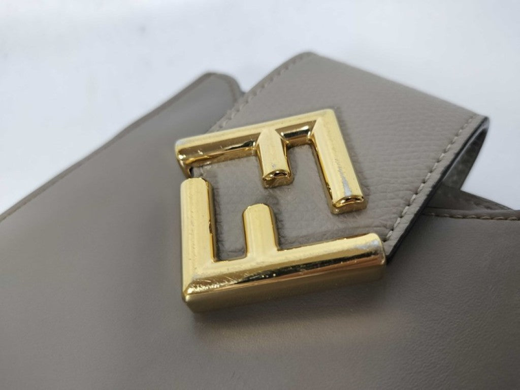 FENDI フェンディ ショルダーバッグ FFダイヤモンド フォンポーチ 7AS188 グレージュ系 レザー レディース スマホショルダー ゴールド金具 美品