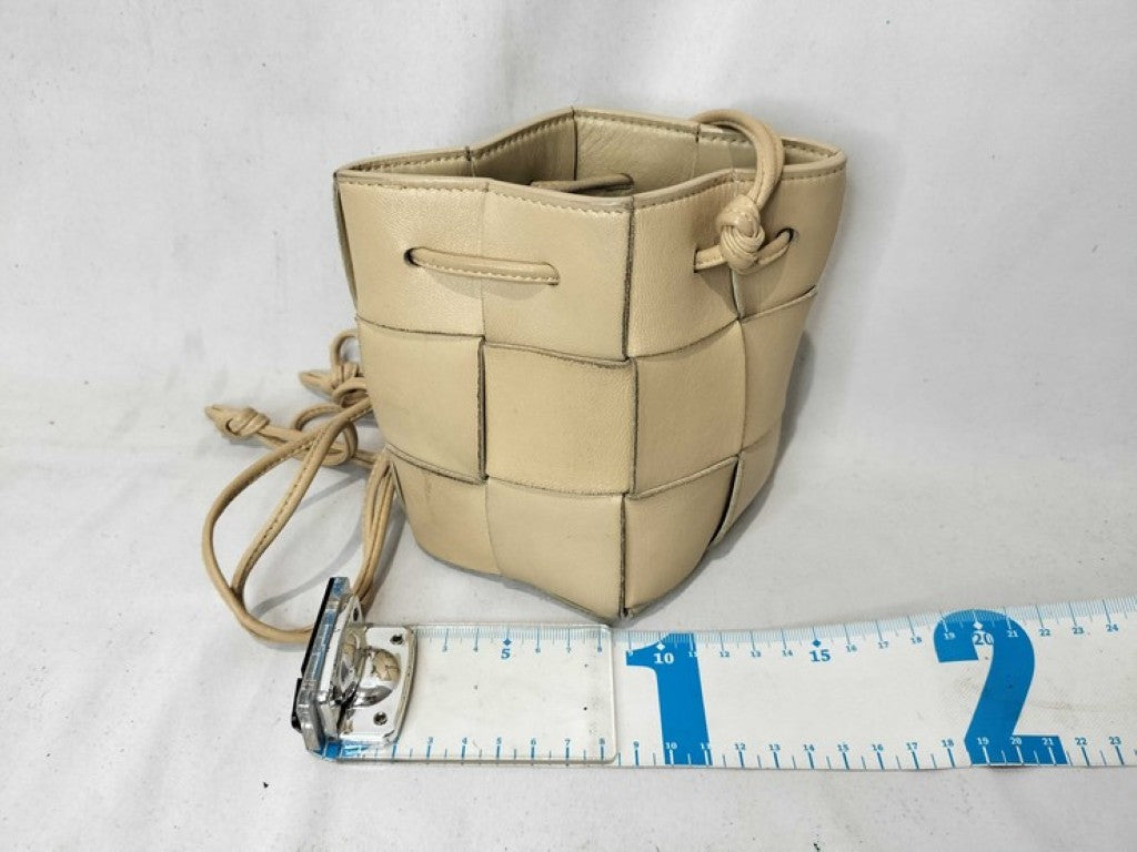 BOTTEGA VENETA ボッテガヴェネタ ショルダーバッグ カセット ミニ クロスボディ バケットバッグ 680217 ベージュ系 レザー レディース 巾着