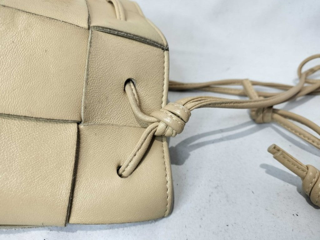 BOTTEGA VENETA ボッテガヴェネタ ショルダーバッグ カセット ミニ クロスボディ バケットバッグ 680217 ベージュ系 レザー レディース 巾着