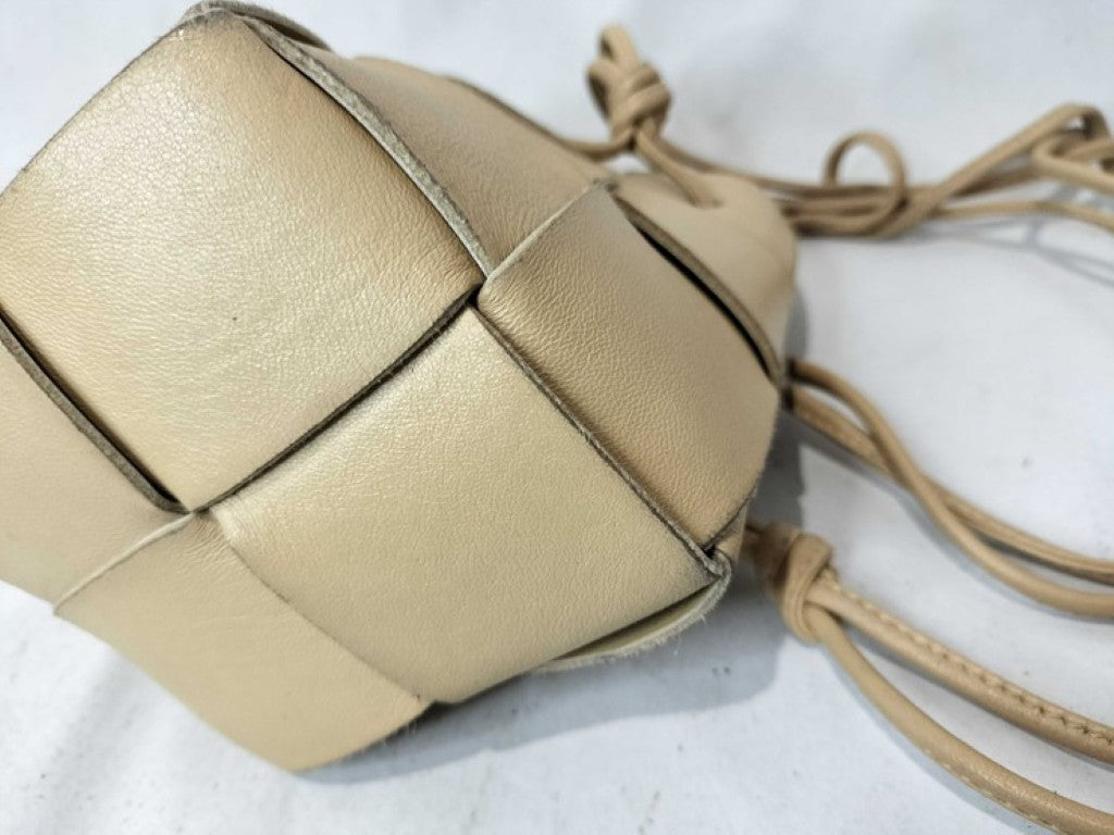 BOTTEGA VENETA ボッテガヴェネタ ショルダーバッグ カセット ミニ クロスボディ バケットバッグ 680217 ベージュ系 レザー レディース 巾着