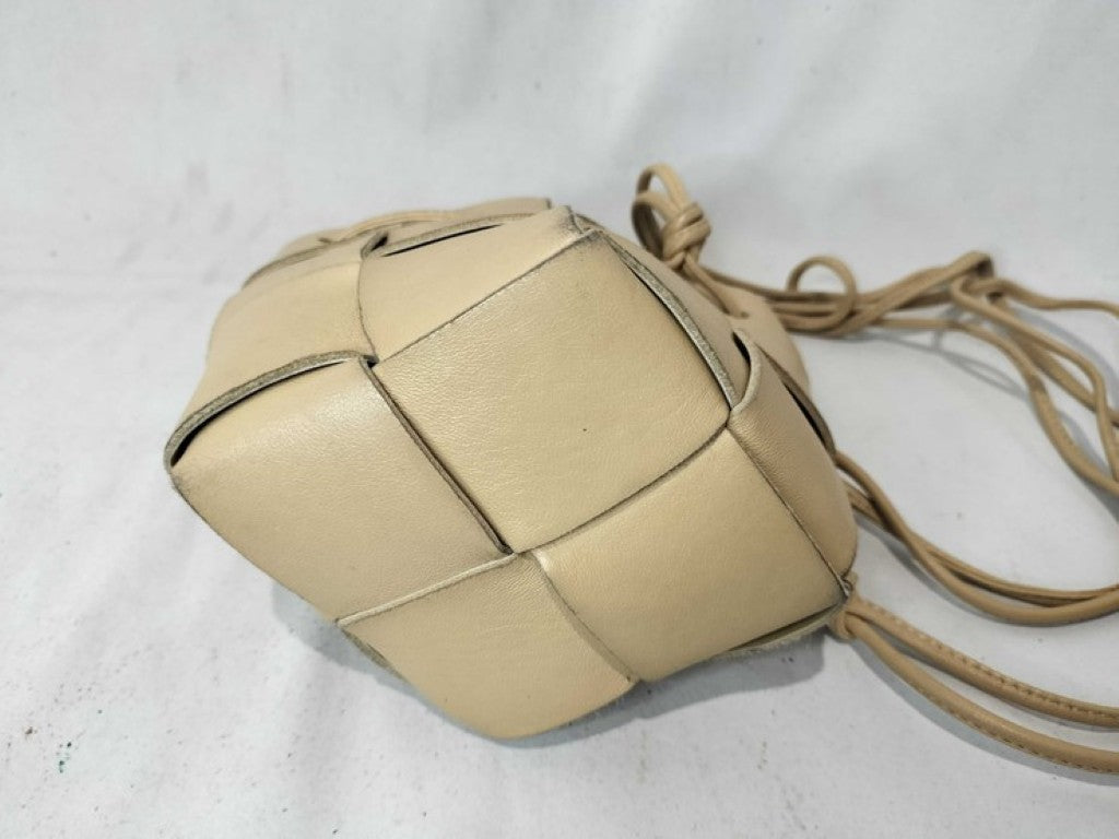 BOTTEGA VENETA ボッテガヴェネタ ショルダーバッグ カセット ミニ クロスボディ バケットバッグ 680217 ベージュ系 レザー レディース 巾着