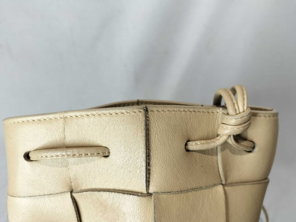 BOTTEGA VENETA ボッテガヴェネタ ショルダーバッグ カセット ミニ クロスボディ バケットバッグ 680217 ベージュ系 レザー レディース 巾着