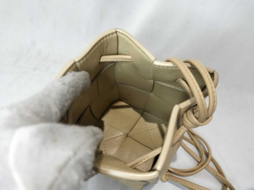 BOTTEGA VENETA ボッテガヴェネタ ショルダーバッグ カセット ミニ クロスボディ バケットバッグ 680217 ベージュ系 レザー レディース 巾着