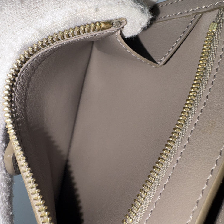 CELINE セリーヌ 二つ折り財布 MEDIUM STRAP WALLET ミディアム ストラップ ウォレット 10B643BFP グレージュ系 レザー レディース ゴールド金具 美品