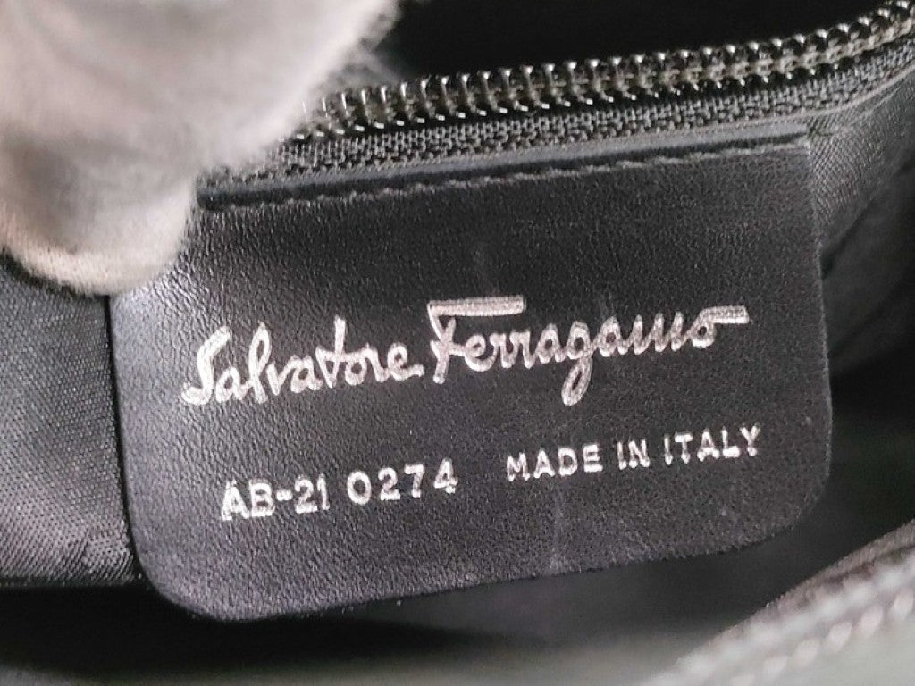 Salvatore Ferragamo フェラガモ ショルダーバッグ ヴァラ AB-21 0274 ブラック系 レザー レディース シルバー金具 美品