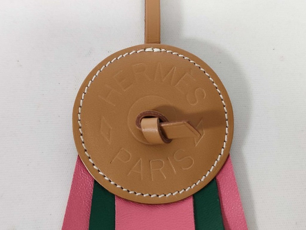HERMES エルメス バッグチャーム パドックフロット ナチュラルサブレ/ローズアザレ/マラカイト系 ヴァッシュハンター レザー レディース 新品未使用展示品