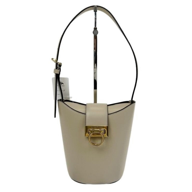 Salvatore Ferragamo フェラガモ ショルダーバッグ ガンチーニ トリフォリオ バケットバッグ 211194 ベージュ系 レザー レディース ゴールド金具 美品