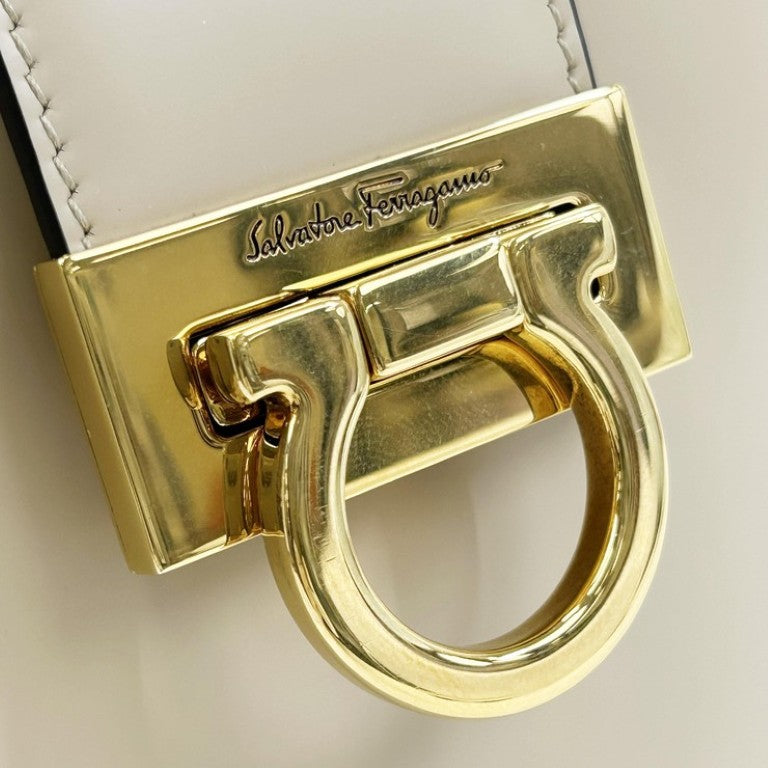 Salvatore Ferragamo フェラガモ ショルダーバッグ ガンチーニ トリフォリオ バケットバッグ 211194 ベージュ系 レザー レディース ゴールド金具 美品
