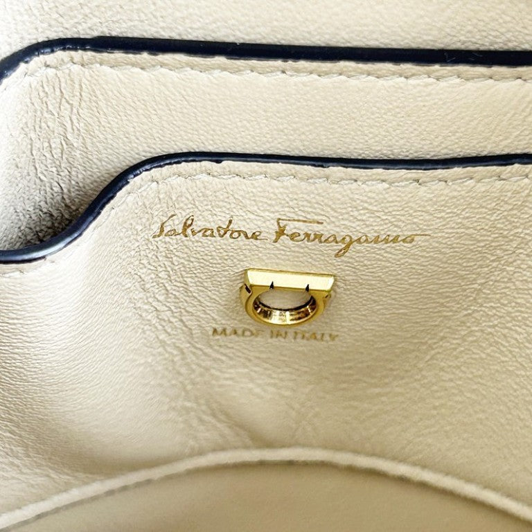 Salvatore Ferragamo フェラガモ ショルダーバッグ ガンチーニ トリフォリオ バケットバッグ 211194 ベージュ系 レザー レディース ゴールド金具 美品
