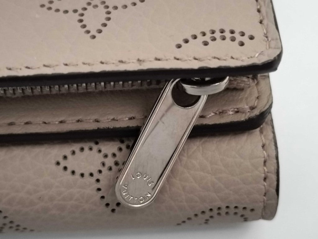 LOUIS VUITTON ルイヴィトン 三つ折り財布 ポルトフォイユ イリス XS M82437 ガレ(ベージュ系） マヒナ レディース シルバー金具 美品