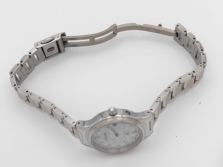 CITIZEN シチズン 腕時計 XC クロスシー ES9490-87D 白蝶貝文字板 シルバー系 チタニウム レディース ソーラー電波 アナログ 超美品