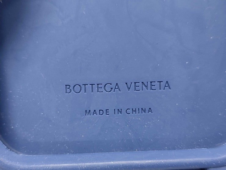 BOTTEGA VENETA ボッテガヴェネタ スマートフォンケース イントレチャート ネイビー ラバー ユニセックス iPhone14 Pro