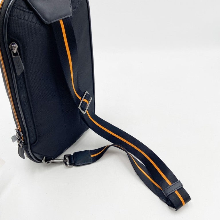 TUMI トゥミ ボディバッグ マクラーレン 373005D キャンバス系 ブラック メンズ ショルダーバッグ シルバー金具 美品