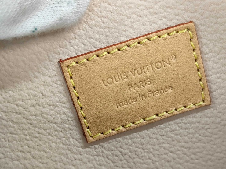 LOUIS VUITTON ルイヴィトン ポーチ モノグラム アイシャドウ ポーチ LBC002 ブラウン系 PVC レザー レディース ゴールド金具 新品未使用展示品