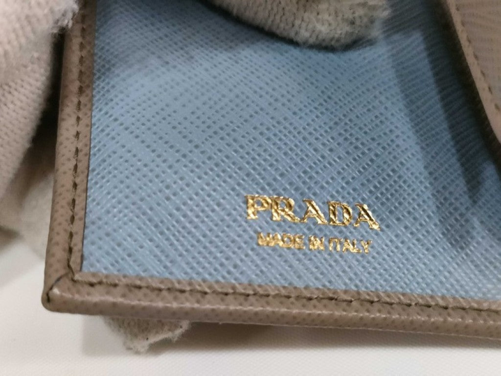 PRADA プラダ 三つ折り財布 1MH025 グレージュ系 サフィアーノ レザー レディース ゴールド金具 美品